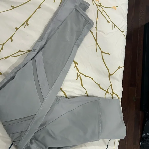 ALO yoga light gray mesh leggings - Picture 3 of 3